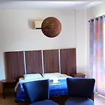 拉基斯庭院公寓 *