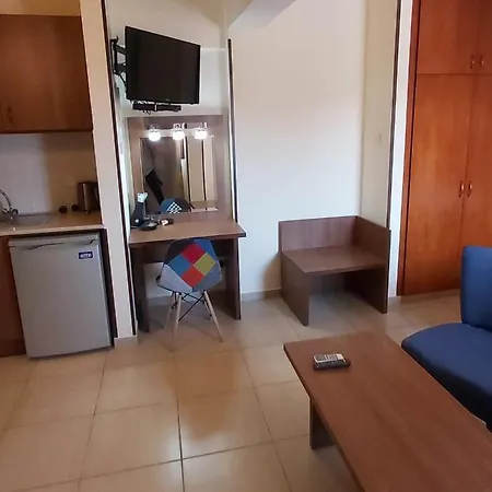 Апартаменти Lakis Court *