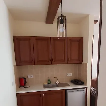 Апартаменти Lakis Court *