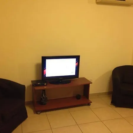 Апартаменти Lakis Court *