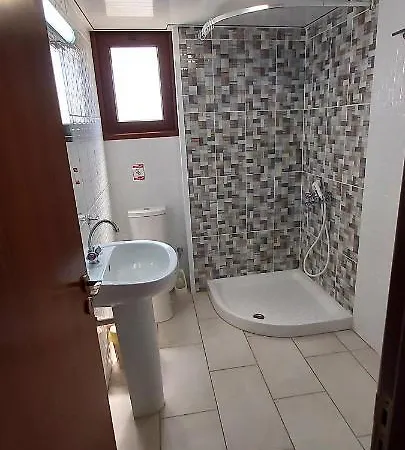 Lägenhet Lakis Court *